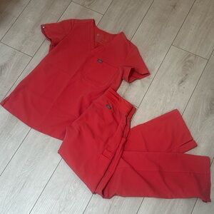 Figs hot coral scrub set